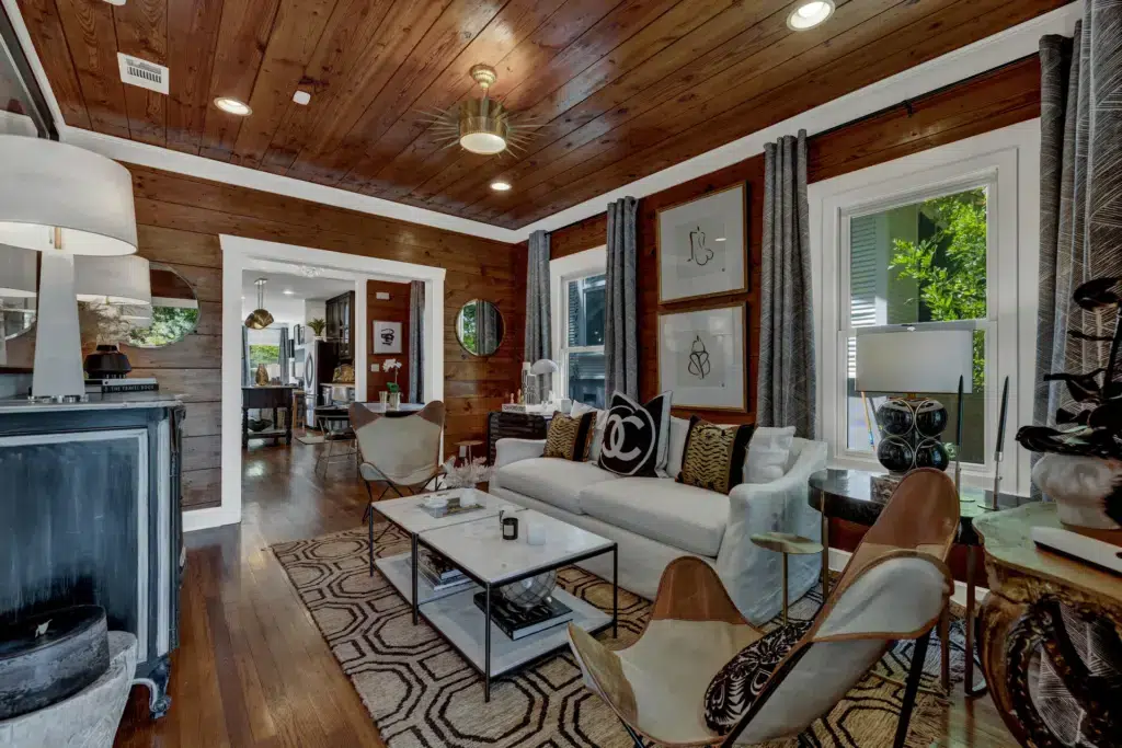 The Little Jenny 15 513 E Mary St LRG 10