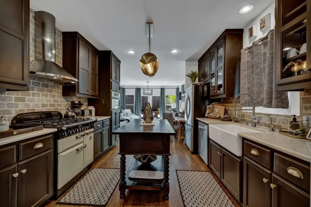 The Little Jenny 20 513 E Mary St LRG 15