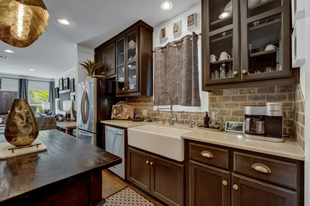 The Little Jenny 21 513 E Mary St LRG 16