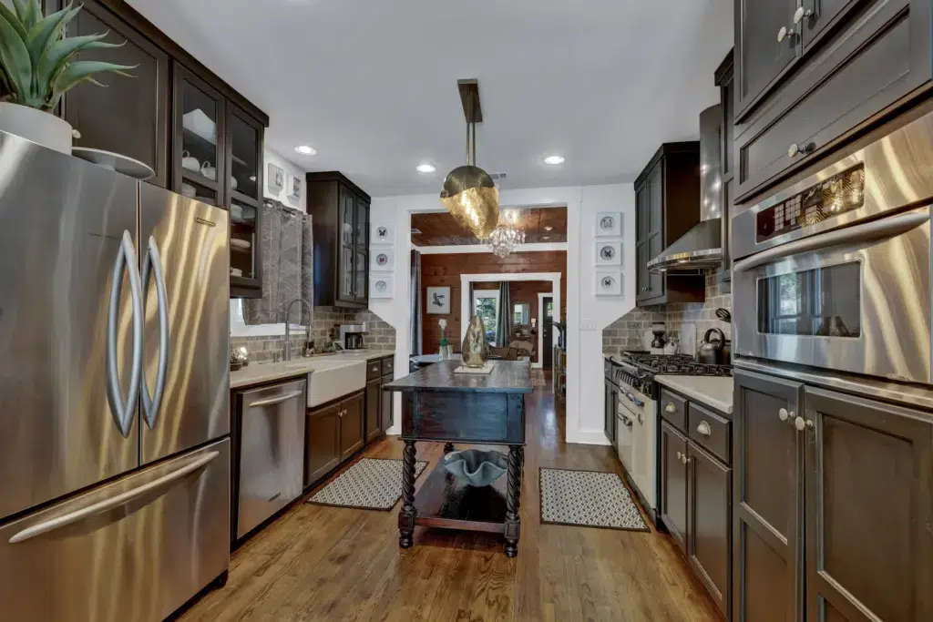 The Little Jenny 23 513 E Mary St LRG 18