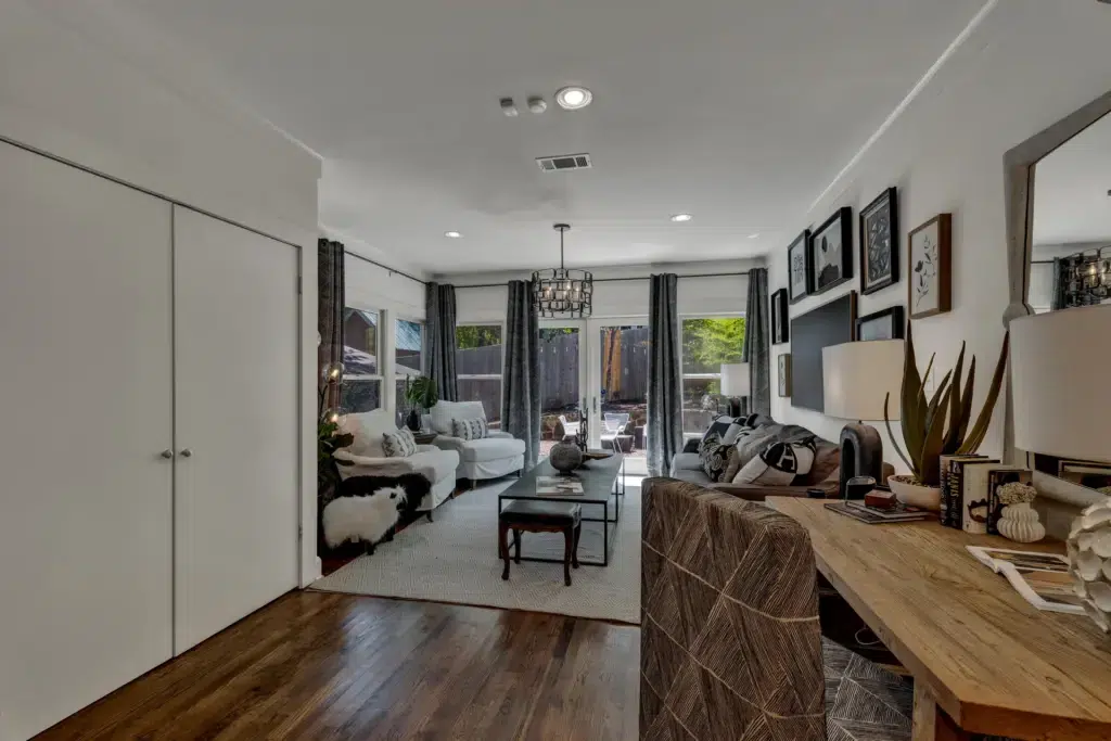 The Little Jenny 25 513 E Mary St LRG 20