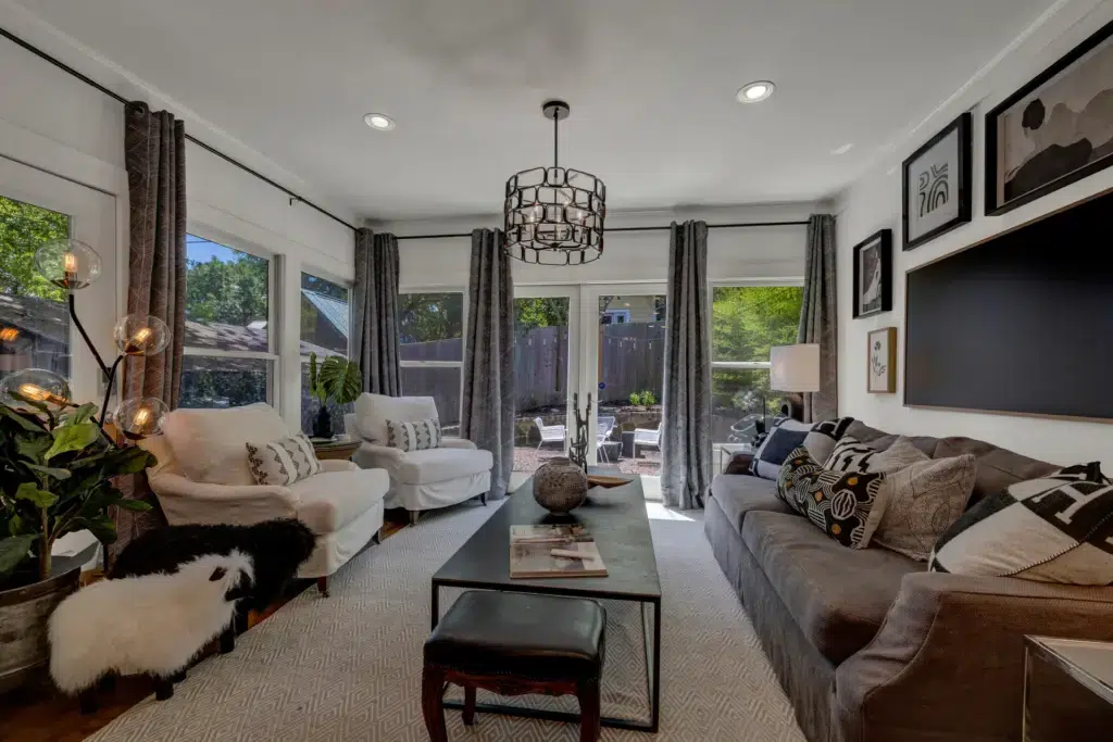 The Little Jenny 26 513 E Mary St LRG 21