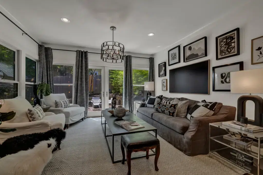 The Little Jenny 27 513 E Mary St LRG 22