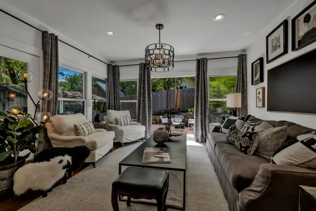 The Little Jenny 29 513 E Mary St LRG 24