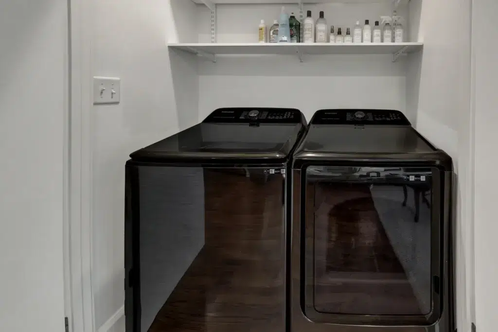 The Little Jenny 30 513 E Mary St LRG 25