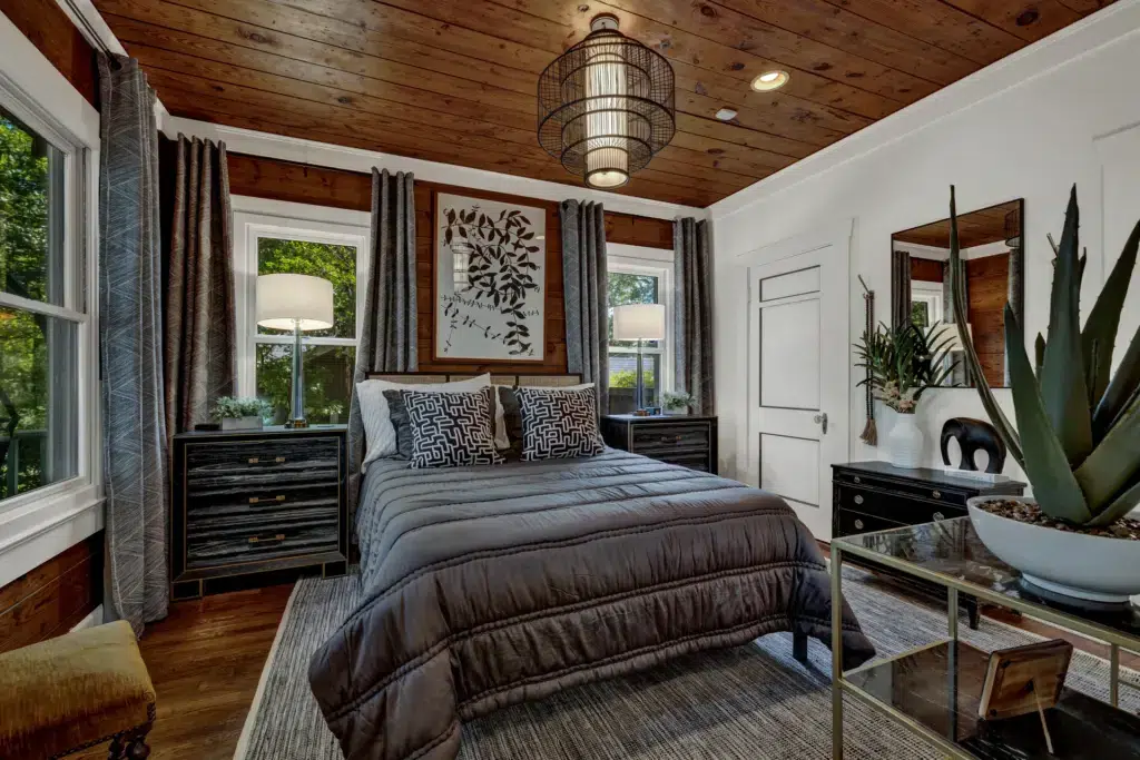 The Little Jenny 31 513 E Mary St LRG 26