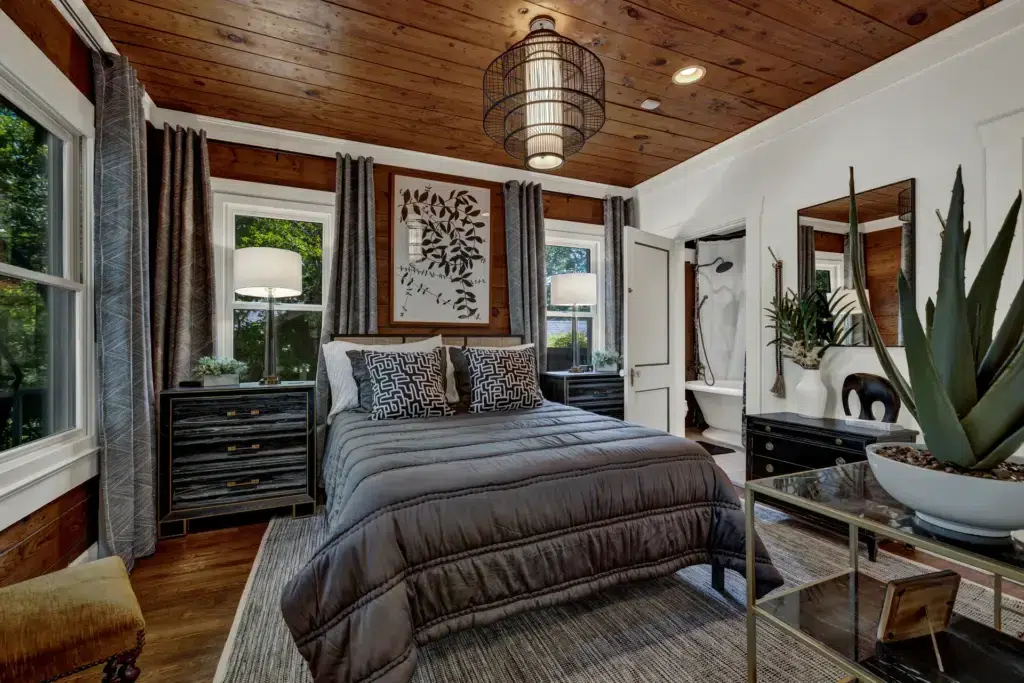 The Little Jenny 32 513 E Mary St LRG 27