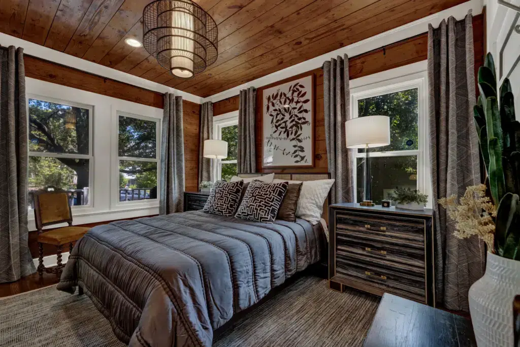 The Little Jenny 33 513 E Mary St LRG 28