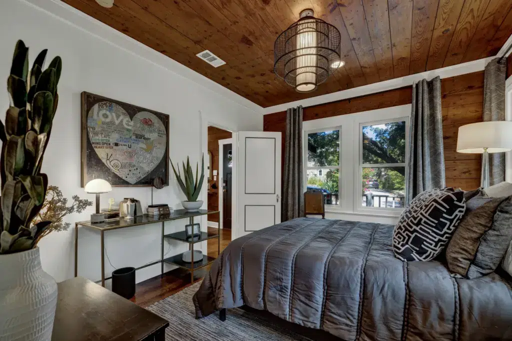 The Little Jenny 34 513 E Mary St LRG 29