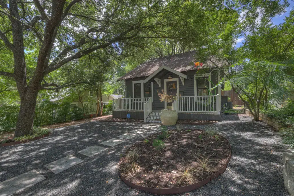 The Little Jenny 8 513 E Mary St LRG 3