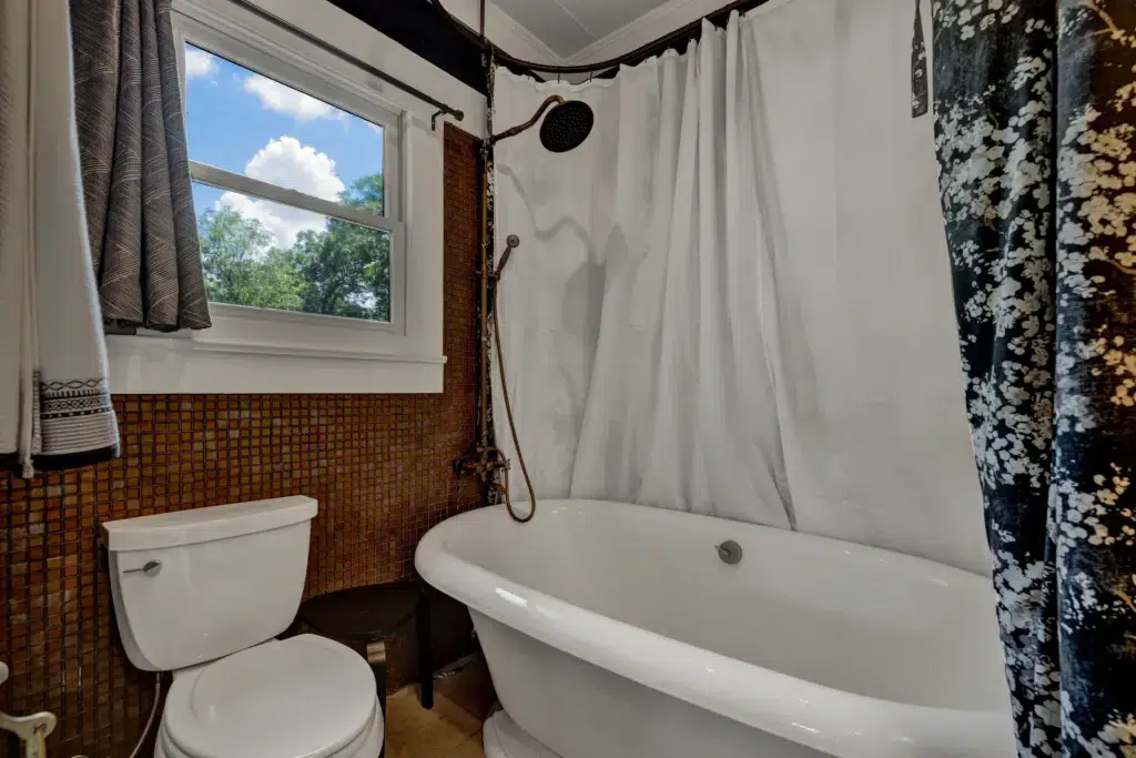 The Little Jenny 35 513 E Mary St LRG 30