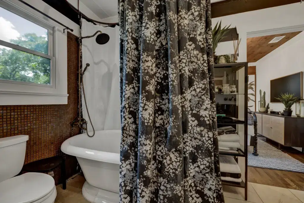 The Little Jenny 36 513 E Mary St LRG 31