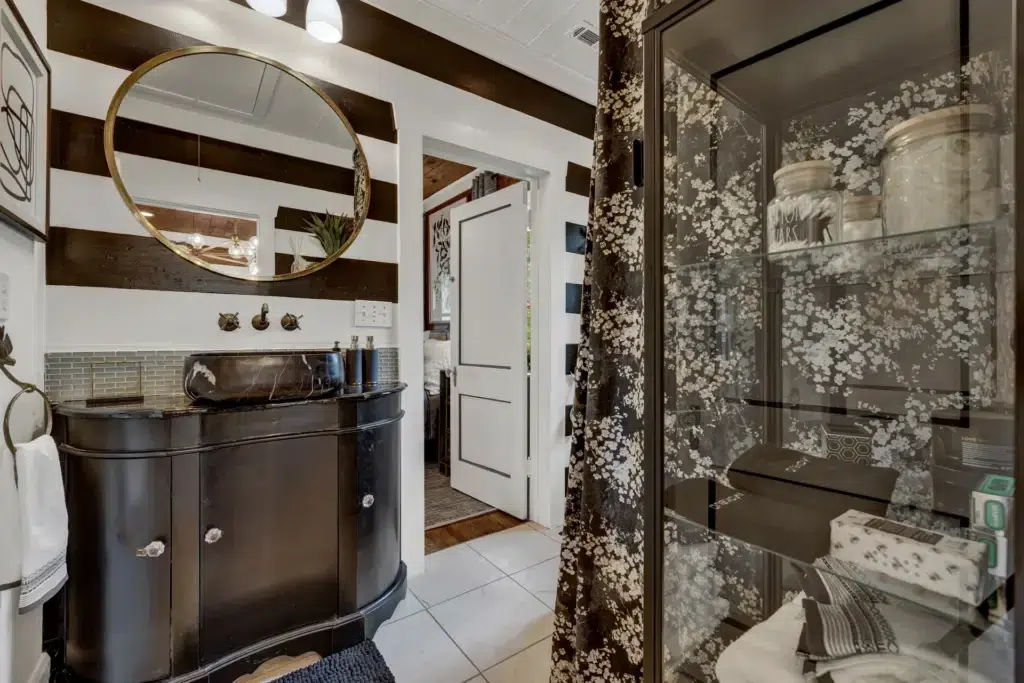 The Little Jenny 38 513 E Mary St LRG 33