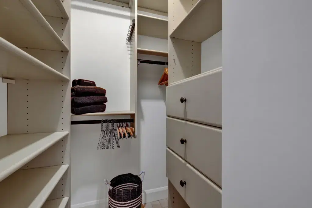 The Little Jenny 39 513 E Mary St LRG 34