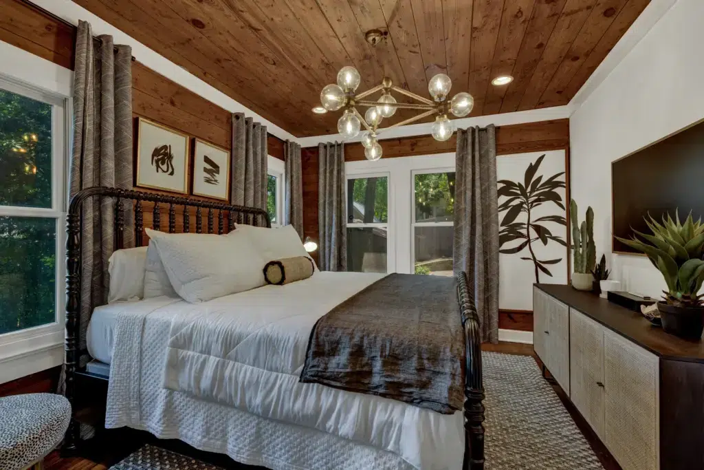 The Little Jenny 40 513 E Mary St LRG 35