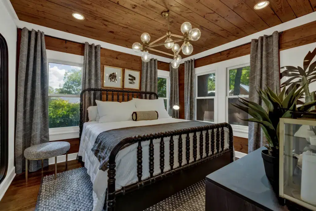 The Little Jenny 41 513 E Mary St LRG 36