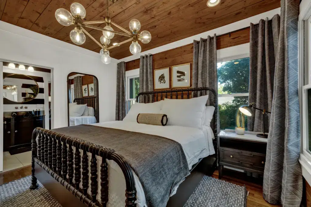 The Little Jenny 42 513 E Mary St LRG 37