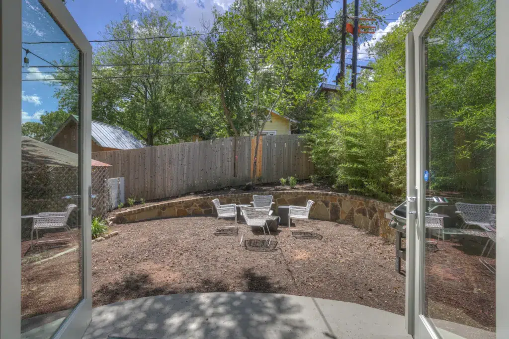 The Little Jenny 43 513 E Mary St LRG 38