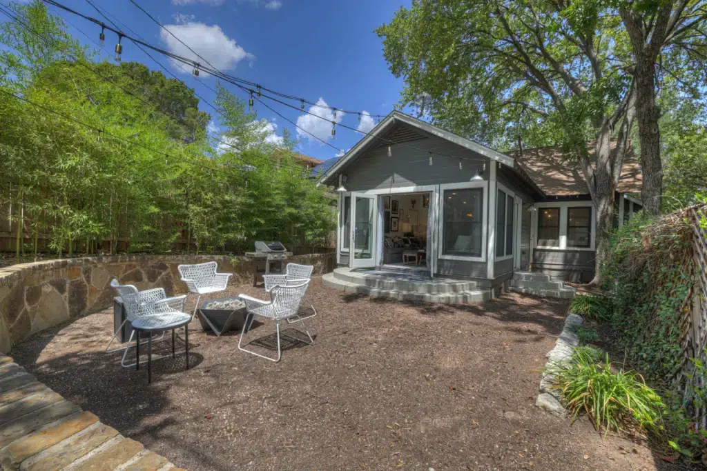 The Little Jenny 44 513 E Mary St LRG 39