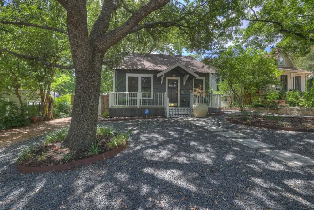 The Little Jenny 56 513 E Mary St LRG 4