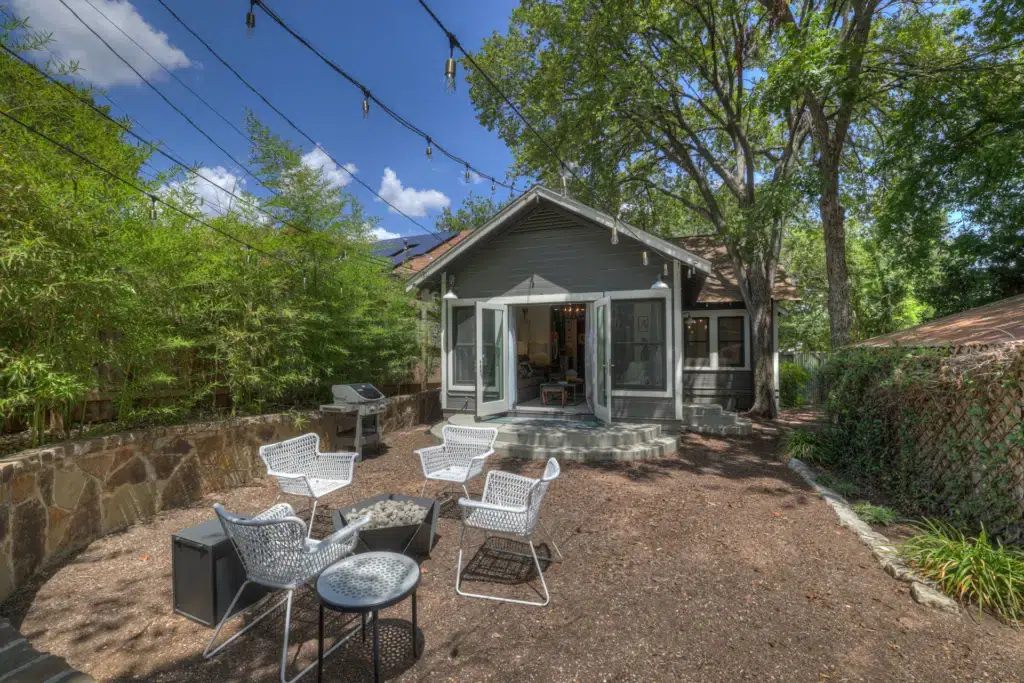 The Little Jenny 45 513 E Mary St LRG 40