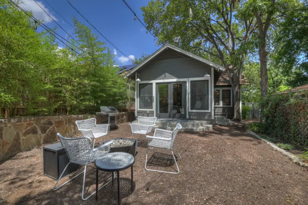 The Little Jenny 3 513 E Mary St LRG 42