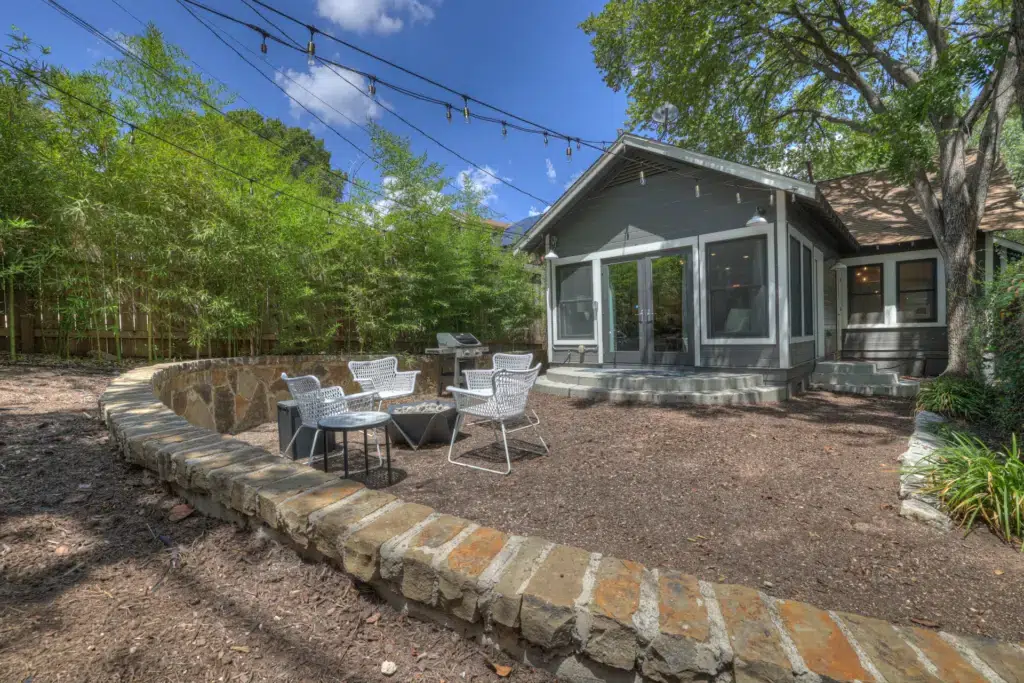 The Little Jenny 48 513 E Mary St LRG 43