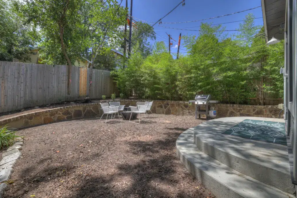 The Little Jenny 49 513 E Mary St LRG 44