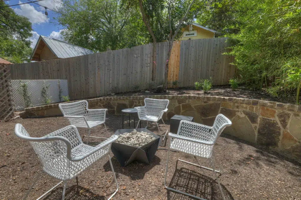 The Little Jenny 52 513 E Mary St LRG 47