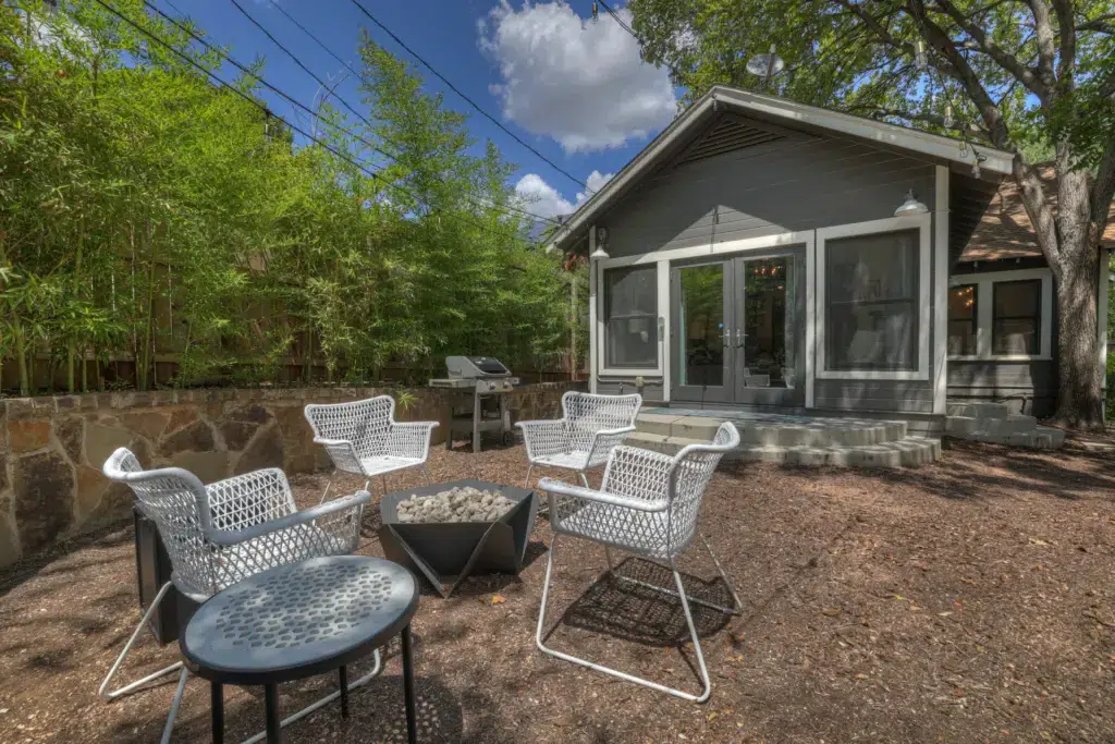 The Little Jenny 53 513 E Mary St LRG 48