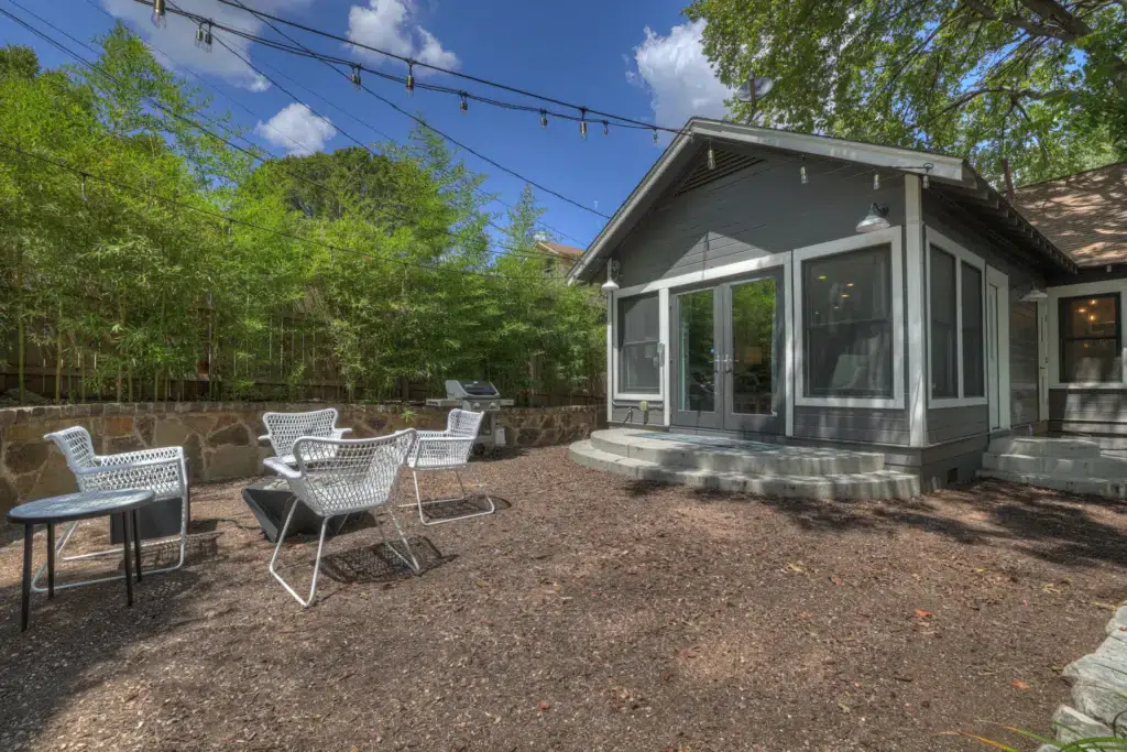 The Little Jenny 54 513 E Mary St LRG 49