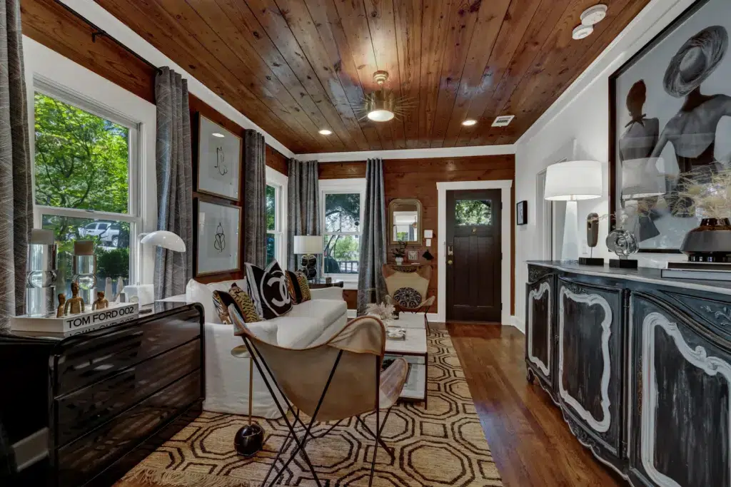 The Little Jenny 13 513 E Mary St LRG 8